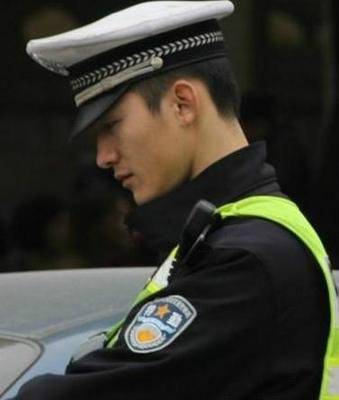 交警飞扑哥