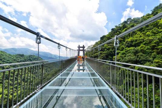 国内最长悬空玻璃栈道