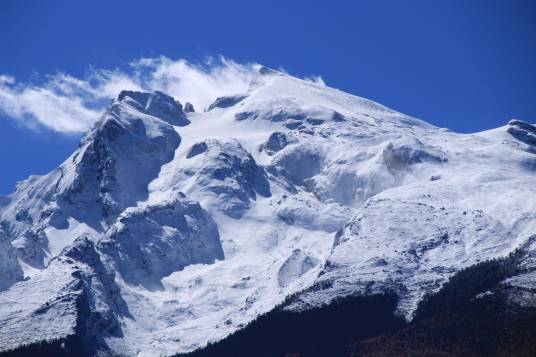 哈巴雪山（云南省迪庆藏族自治州香格里拉市境内雪山）