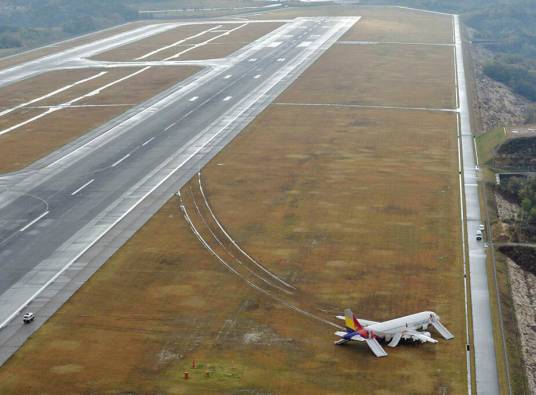 4·14日本机场客机冲出跑道事故